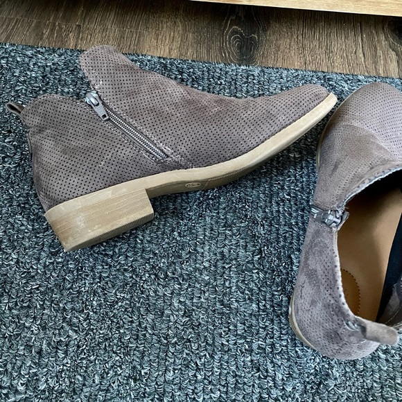 Universal Thread Booties - Picture 4 of 5